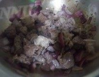 红酒炖牛腩,放入牛腩翻炒,炒至牛腩转色散发出香味