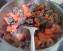 红酒炖牛腩,加入准备好的胡萝卜和番茄,翻炒均匀