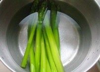 黑椒牛仔骨,水开后将竹笋捞出,放入冷水中备用