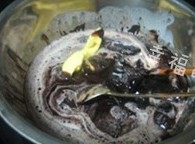 松露巧克力,加入黄油,轻轻搅拌,如果巧克力没有完全融化,稍微隔热水搅拌一下,直到全部融化为止,并将它们搅拌均匀。