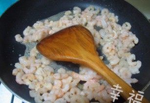 意式虾仁玉米粥,锅中放入适量的橄榄油,倒入虾仁翻炒片刻