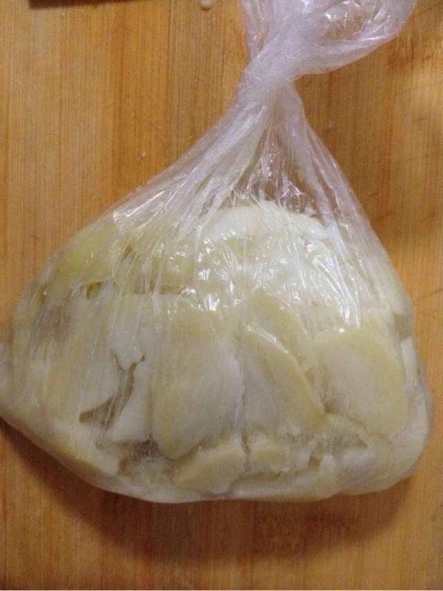 。,等土豆片冷却后 拿个保鲜袋 把土豆装进去 碾成土豆泥