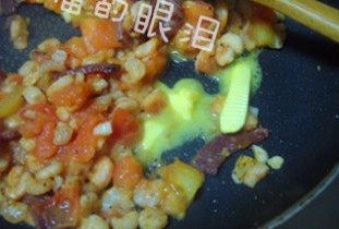 意式虾仁玉米粥,待酒精的味道挥发后,关火,放入一小块黄油翻炒均匀