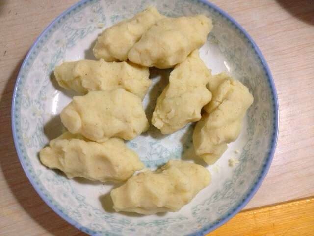 。,如图把土豆泥搓成一个个小团