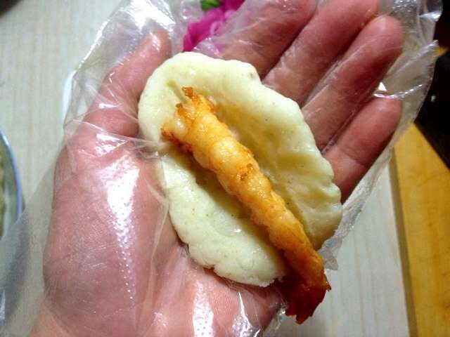 。,把虾子炸熟。然后把土豆拍扁。虾条包进去,再搓成团