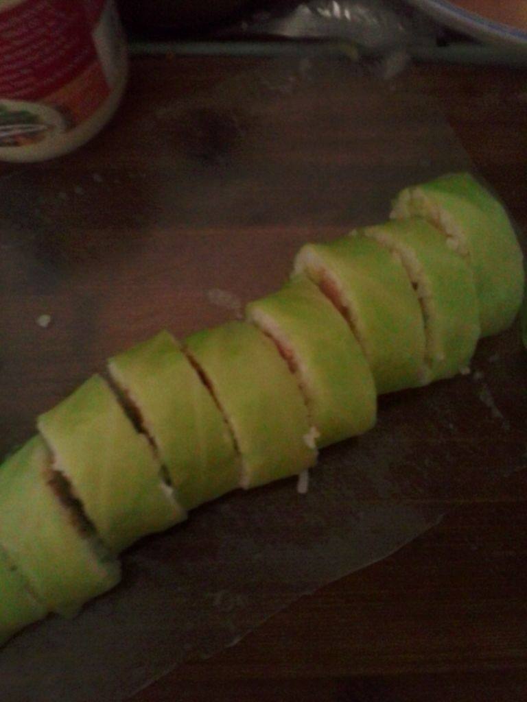 自创清新小寿司,卷好用快刀慢切成段，沾辣椒酱或番茄酱开吃！