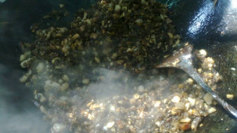 广西桂林恭城特色小吃-柚子叶粑,再依次加入香菇木耳炒一会，再加入芋头丁，放适量的酒，慢慢小火干炒，最后放入盐。