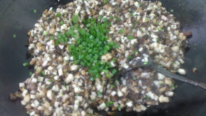 广西桂林恭城特色小吃-柚子叶粑,炒好后加葱花备用