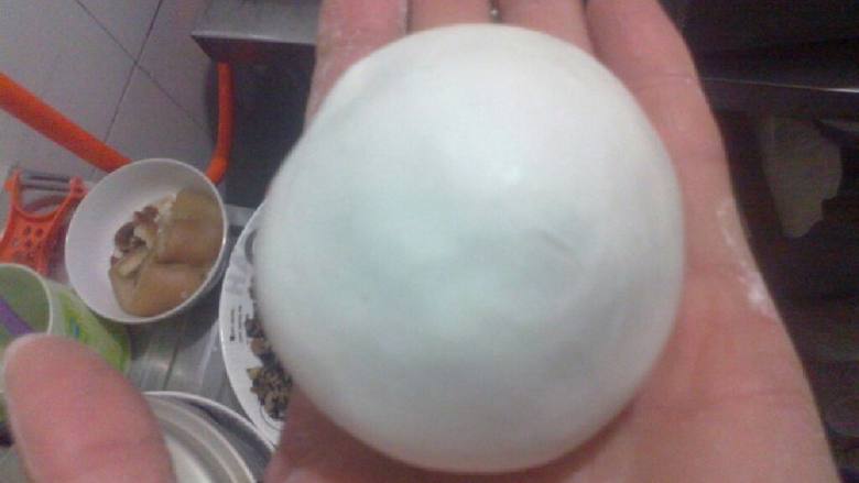 广西桂林恭城特色小吃-柚子叶粑,糯米粉和好。不软不硬最好。分成一份一份的，取一份搓圆