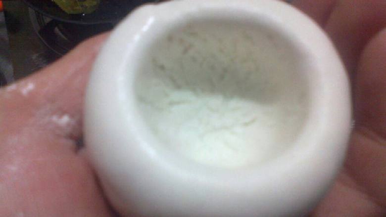 广西桂林恭城特色小吃-柚子叶粑,糯米粉团中间捻个洞出来