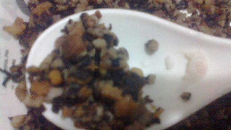 广西桂林恭城特色小吃-柚子叶粑,加入芋头馅料