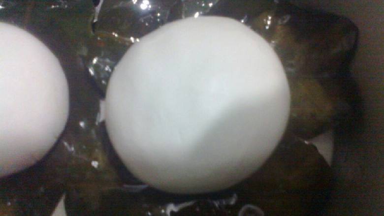 广西桂林恭城特色小吃-柚子叶粑,口朝下放在抹了油的柚子叶上