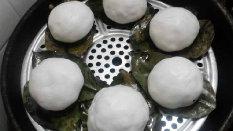 广西桂林恭城特色小吃-柚子叶粑,排好队上锅玩，大火十五至二十分钟