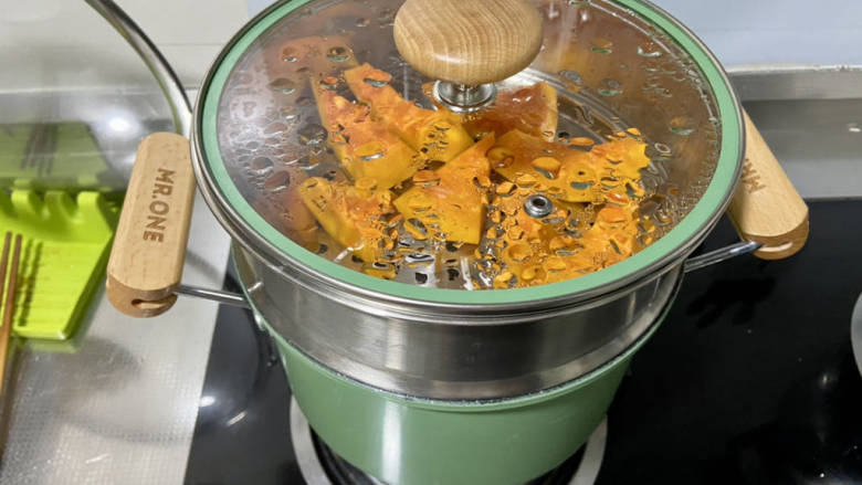 豆香拂金羹,蒸屉中放入南瓜,蒸10分钟