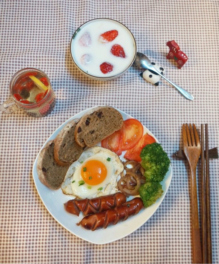 美式早餐 荷包蛋 香肠,同时,小香肠放在锅的另一边,翻煎2-3分钟后,出锅摆盘。