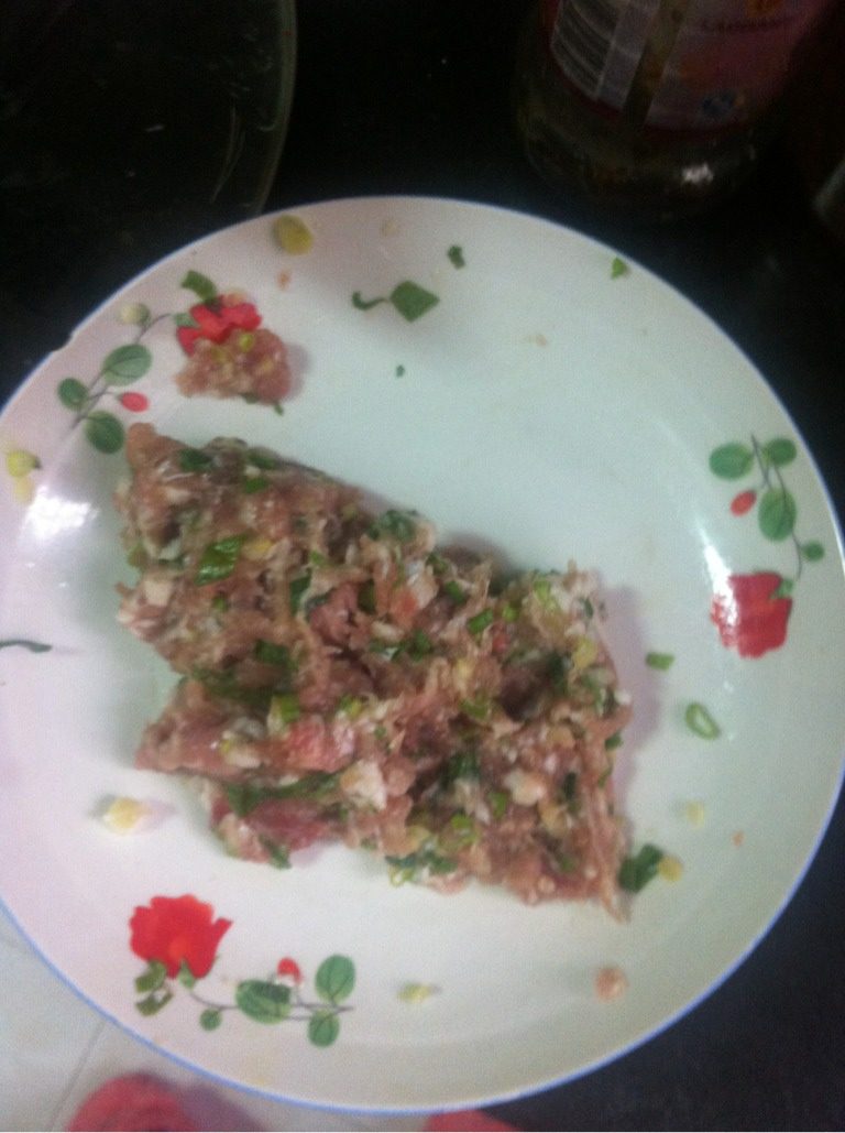 蛋皮卷肉,把<a style='color:red;display:inline-block;' href='/shicai/ 34043'>瘦猪肉</a>剁成泥,加入少量葱和盐拌均匀