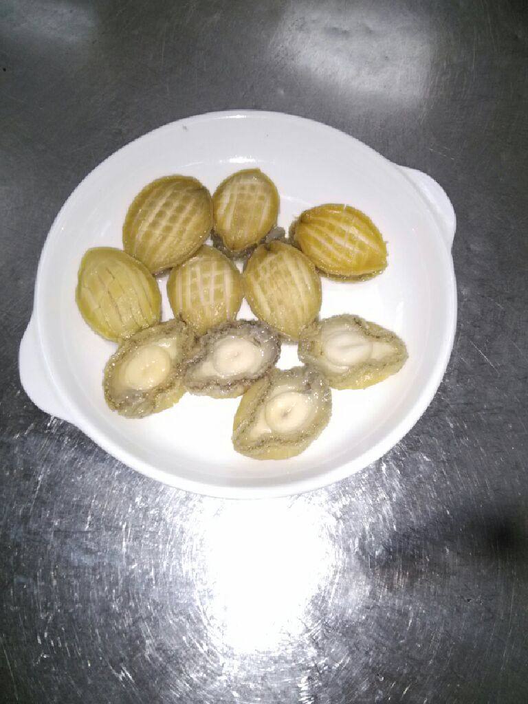 蒜蓉粉丝蒸连鲍,鲍鱼处理：将活鲍鱼放入凉水锅中煮至半熟捞起过凉，高压锅放入凉水放入鲍鱼，凉水要淹过鲍鱼压十五分钟捞出既可