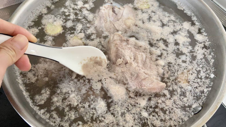 胡萝卜筒骨汤,煮开,保持中火,撇去血末,再煮3分钟