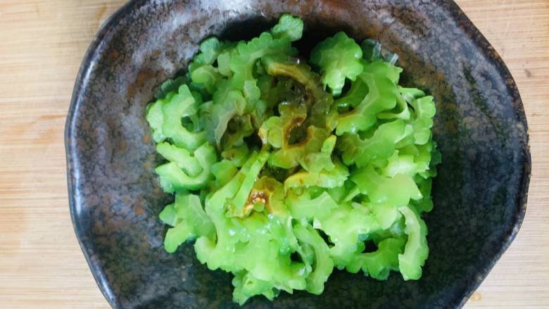 凉拌苦瓜,搅拌均匀