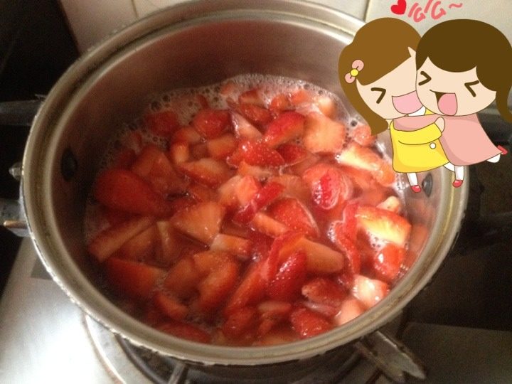 草莓果酱,再加入几滴柠檬汁，和白糖。在锅上煮