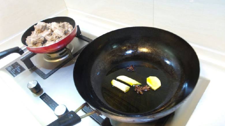 红烧排骨炖山药,小火起锅热油,油八分热的时候,把葱,姜,<a style='color:red;display:inline-block;' href='/shicai/ 695'>八角</a>放入锅里。