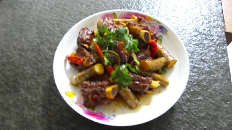 红烧排骨炖山药,装盘,上桌。