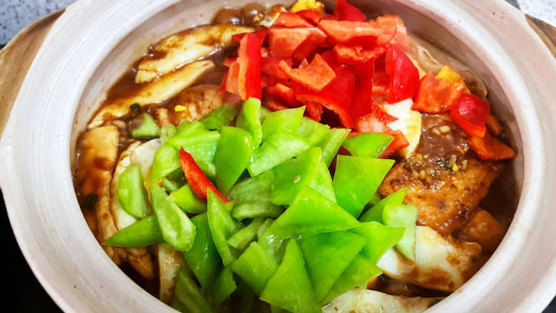 鸡蛋炖豆腐,加入青红椒,煮至断生