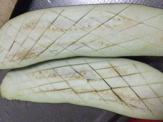!,茄子对半切开 如图在中间切花