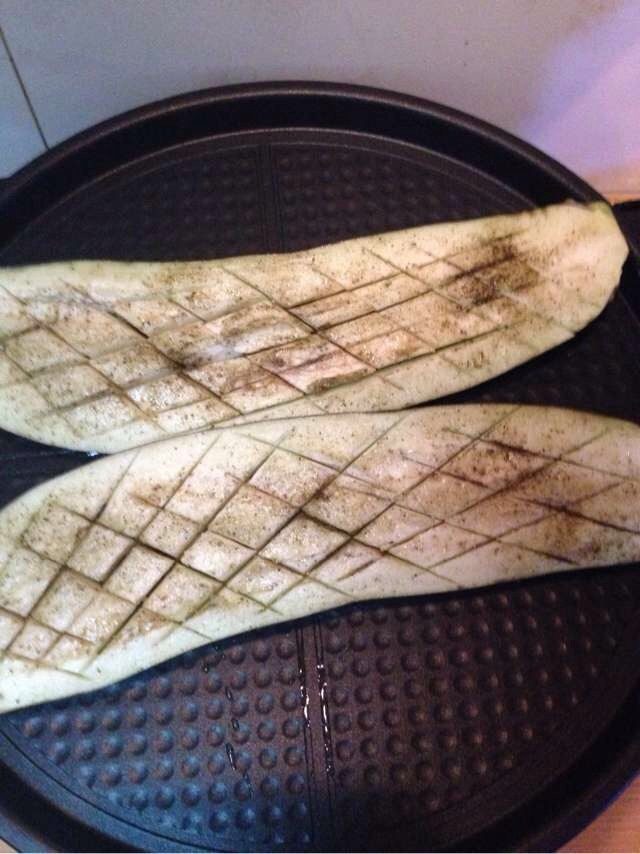 !,把茄子放在电饼铛。皮朝下烤。 没有电饼铛也可用平底锅