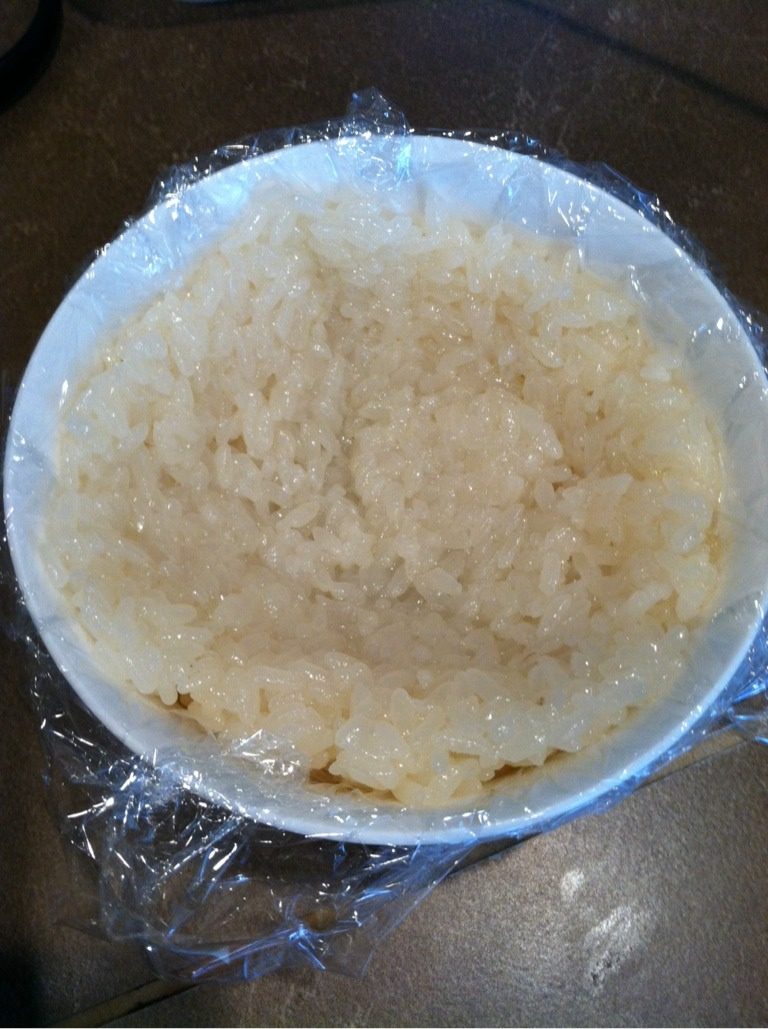 自制八宝饭,在碗内盛入半碗糯米饭，用手按成凹状