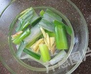 香辣水煮虾丸,适量葱姜用温水浸泡出味,滤去葱姜,留葱姜水备用