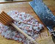 香辣水煮虾丸,将虾肉、鱼肉、五花肉细细斩成肉泥,有肉锤的可以砸一砸,口感更细腻