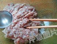 香辣水煮虾丸,肉泥中少量多次加入葱姜水,并顺同一方向用力搅拌,直至肉泥上劲,即搅拌不动了