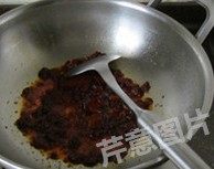 香辣水煮虾丸,起炒锅,热锅入凉油,小火煸炒郫县豆瓣至出红油,再加入葱姜蒜末煸炒出香味儿