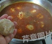 香辣水煮虾丸,煮至汤汁将沸未沸时,将肉馅搓成适当大小的肉圆,一个个下入锅中