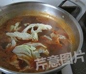 香辣水煮虾丸,下入白菜叶,再次大火煮开