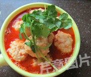 香辣水煮虾丸,浇上汤汁,撒适量香菜叶提味,即可