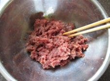 龙井茶香牛肉水饺,取牛精瘦肉，细细斩成肉馅