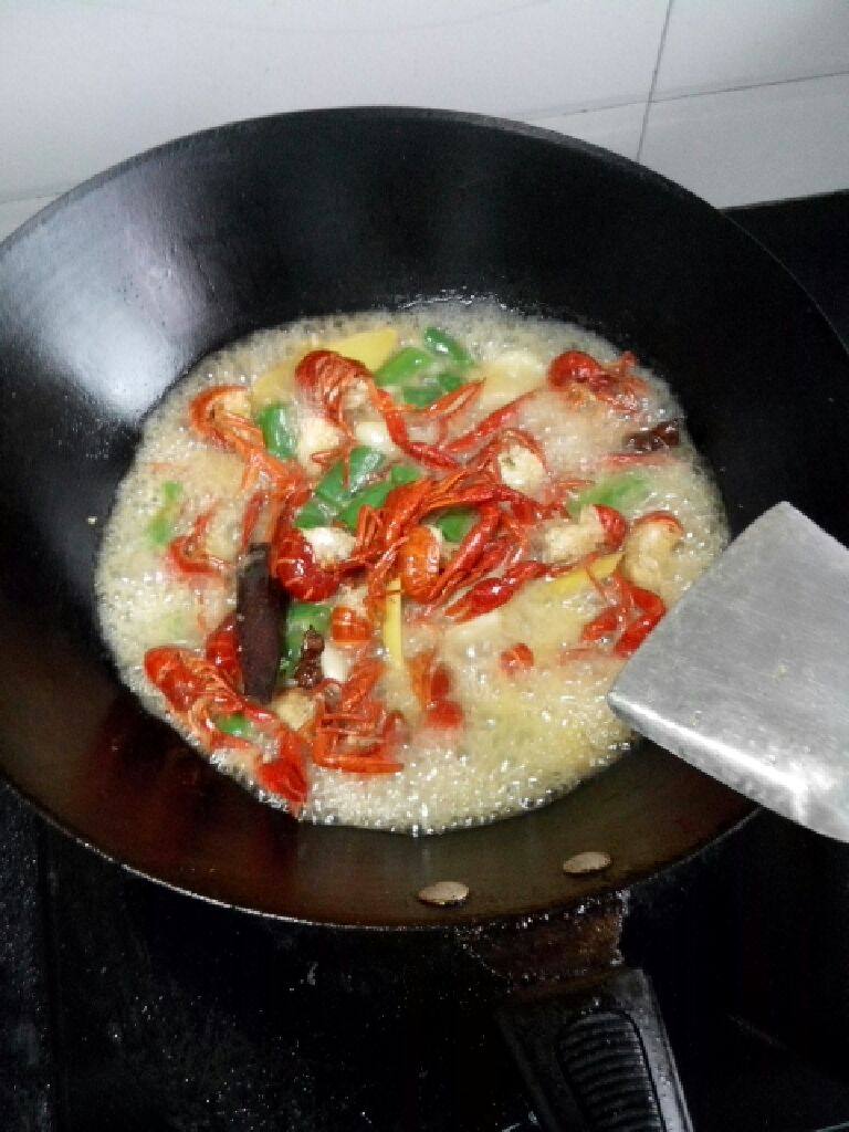 自制清淡口味虾,在锅内倒油将虾炸熟然后,放入辅料,放盐,再加入大量碑酒,大火闷