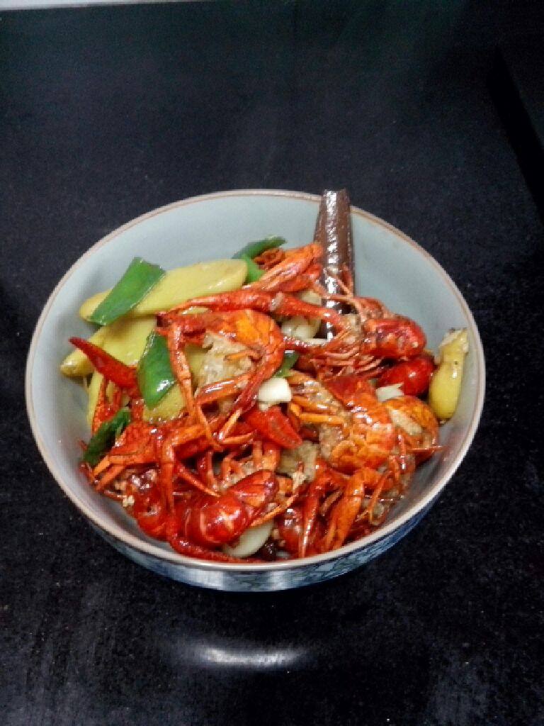 自制清淡口味虾,待水煮干后出锅,辅料很大块的没有煮烂