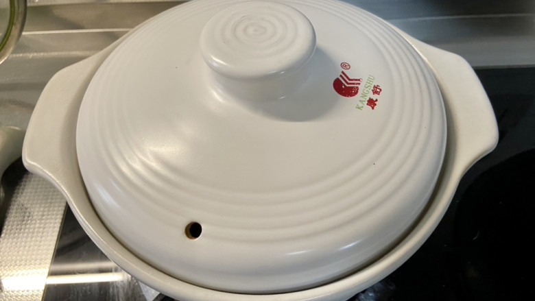冬瓜瘦肉汤➕冬瓜香菇鸡肉汤,加盖,小火炖煮5分钟煮到冬瓜透明