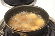 铁板日本豆腐,下油锅炸(裹淀粉动作轻点,豆腐易碎,中小火热油锅)