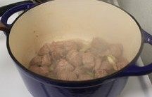羊肉炖土豆,加入沥过水的羊肉,炒到肉熟