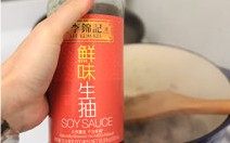 羊肉炖土豆,中间加入<a style='color:red;display:inline-block;' href='/shicai/ 146542'>孜然粉</a>、<a style='color:red;display:inline-block;' href='/shicai/ 718'>料酒</a>、<a style='color:red;display:inline-block;' href='/shicai/ 788'>生抽</a>，再加<a style='color:red;display:inline-block;' href='/shicai/ 10588'>糖</a>、盐调味