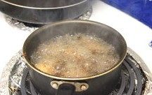 红烧玉子豆腐,放入中火的油锅中炸40秒到一分钟捞起