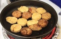 红烧玉子豆腐,在锅里加少量油,放入炸好的玉子豆腐,晃动锅使均匀