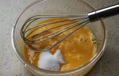 草莓班戟,加入幼砂糖,继续搅拌至糖融化