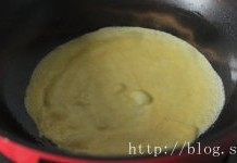 草莓班戟,将冷藏后的面糊舀入锅中,用手举着锅子晃开面糊,摊开