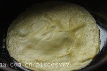 草莓班戟,小火煎至面糊成型,揭下即可