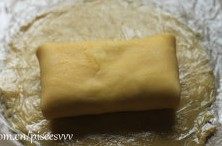 草莓班戟,最后将上方的班戟皮翻折,将奶油馅完全包裹起来,倒扣即可